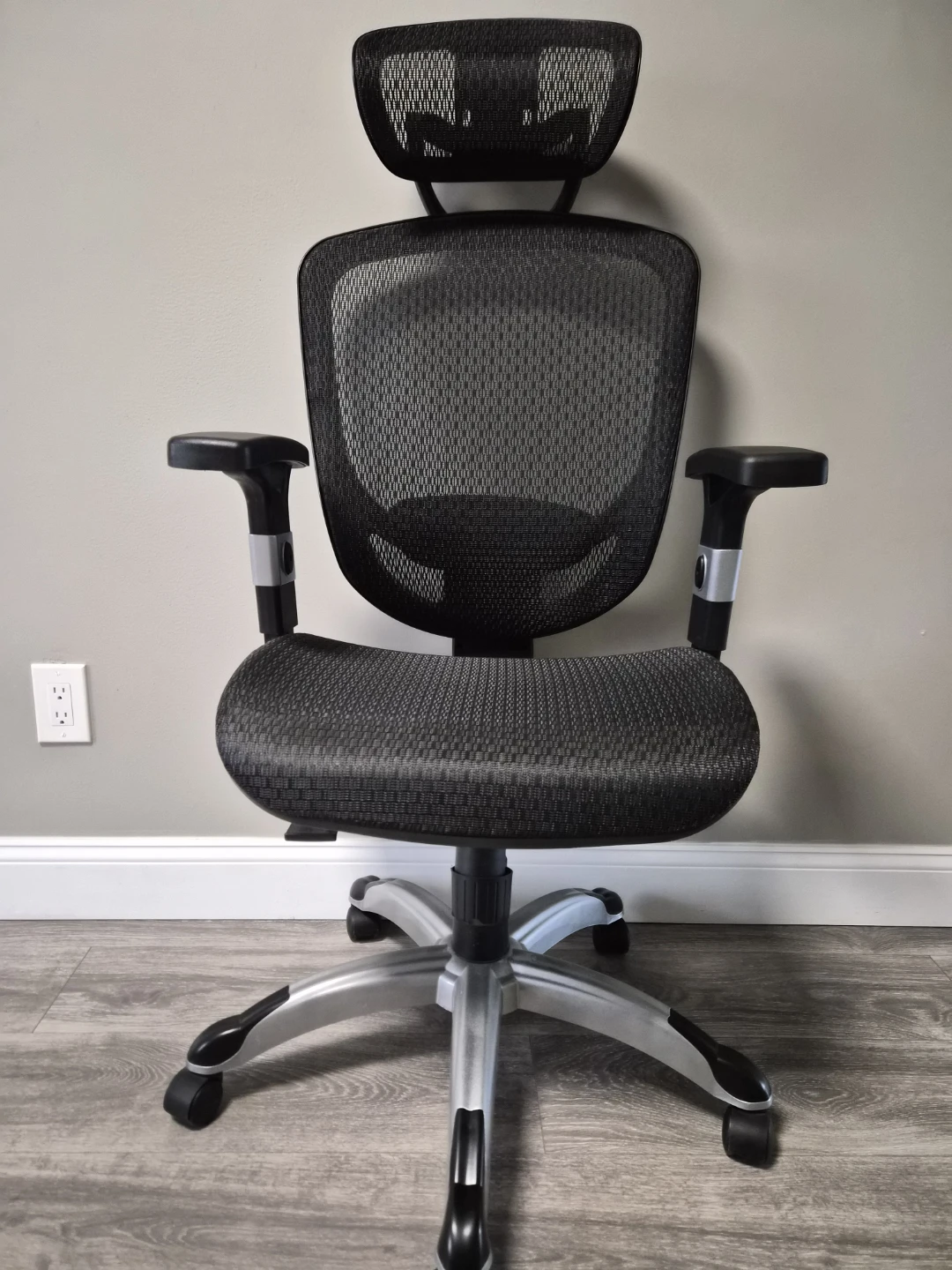 Ergonomic Mesh Office Chair with Headrest - Great Condition!