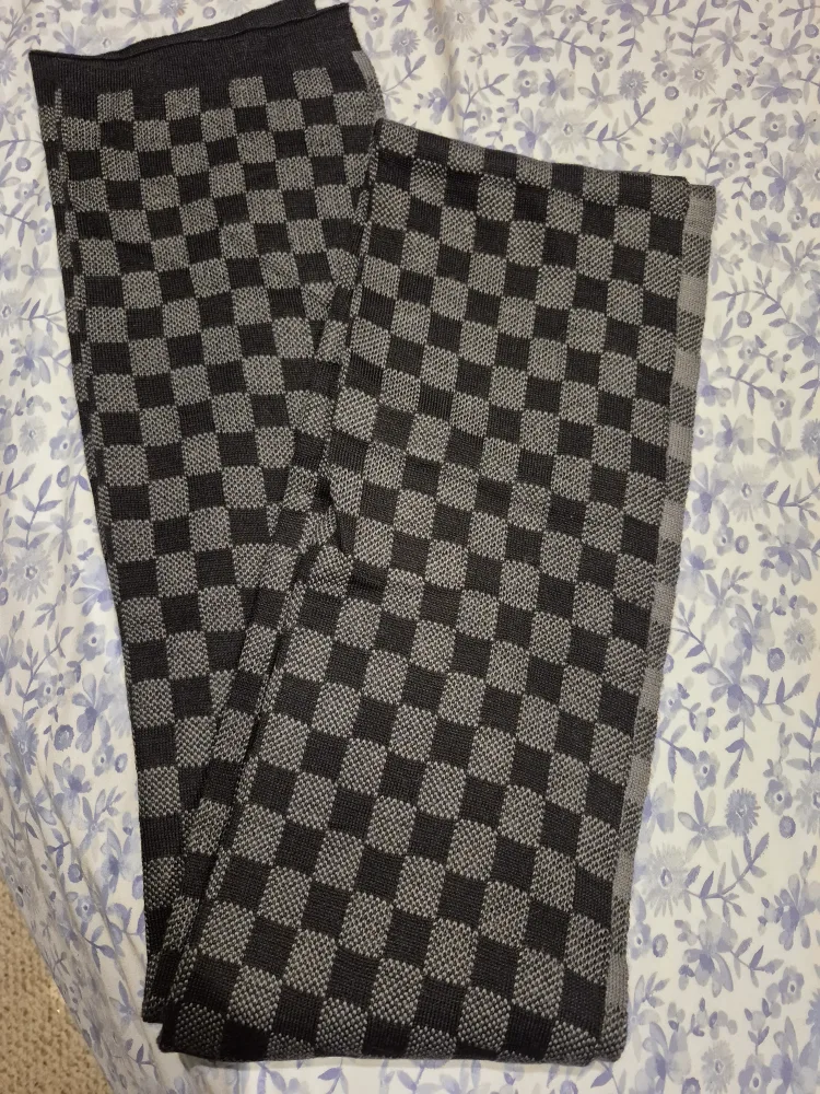 Louis Vuitton Damier Scarf image indicator(3)