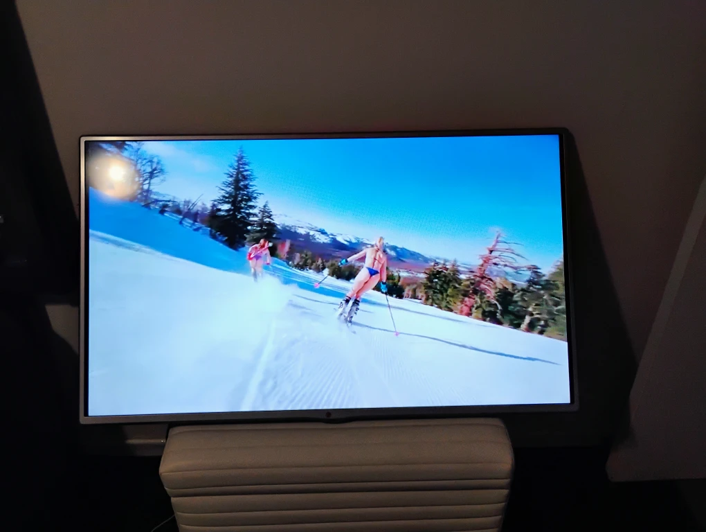 LG Smart TV 43 inch - photo 2