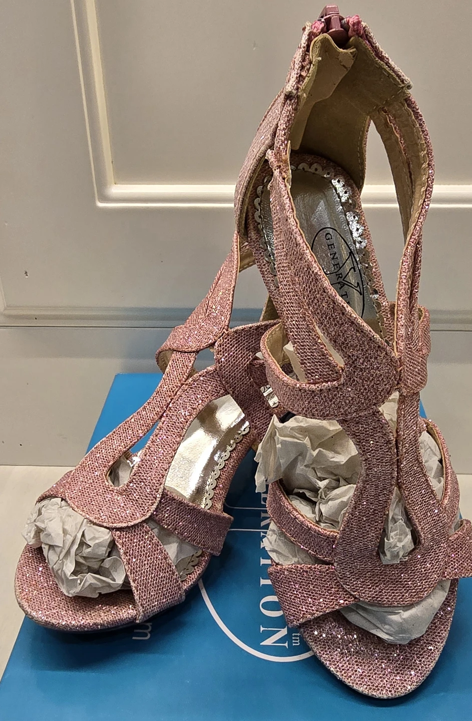 NEW! Beautiful Girl's Pink Glittery Heels! Size 2 - photo 2