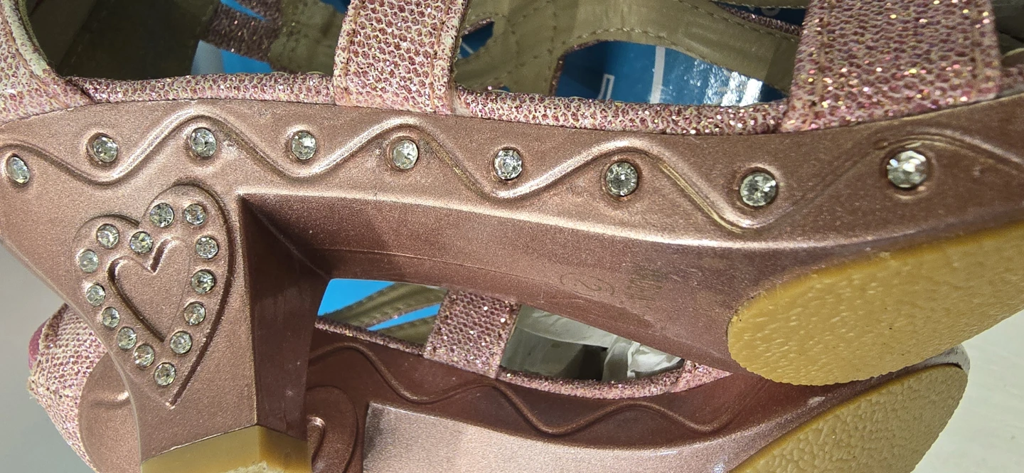 NEW! Beautiful Girl's Pink Glittery Heels! Size 2 - photo 5