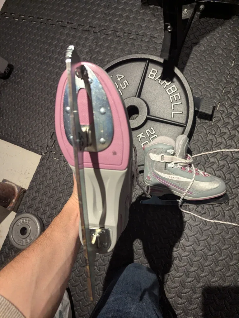 Softec Ice Skates - Size 7 image indicator(2)