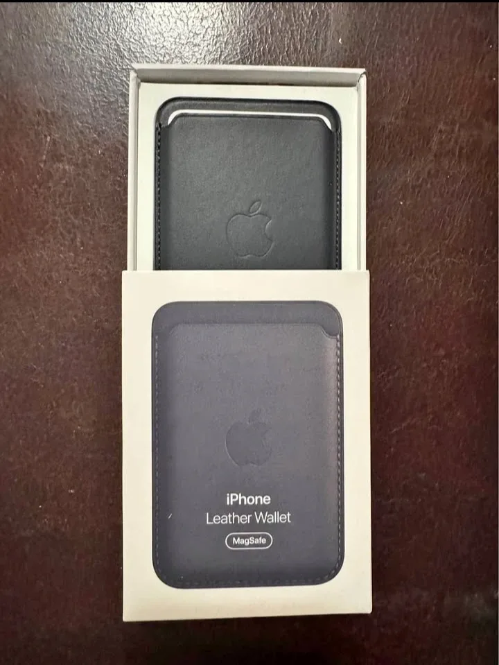 Apple iPhone Leather Wallet with MagSafe - Black