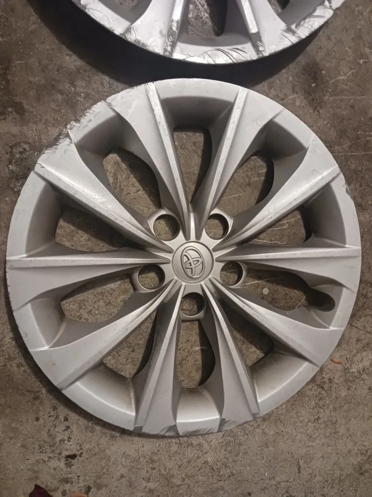17" Toyota hubcaps for steel rims image indicator(4)