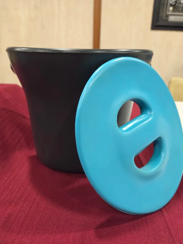 Black & Blue Ice Bucket with Lid