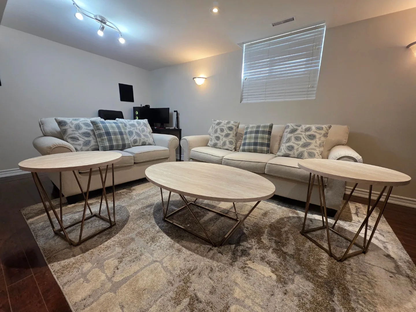 Sofa and Loveseat Set with 6 pillows image indicator(2)