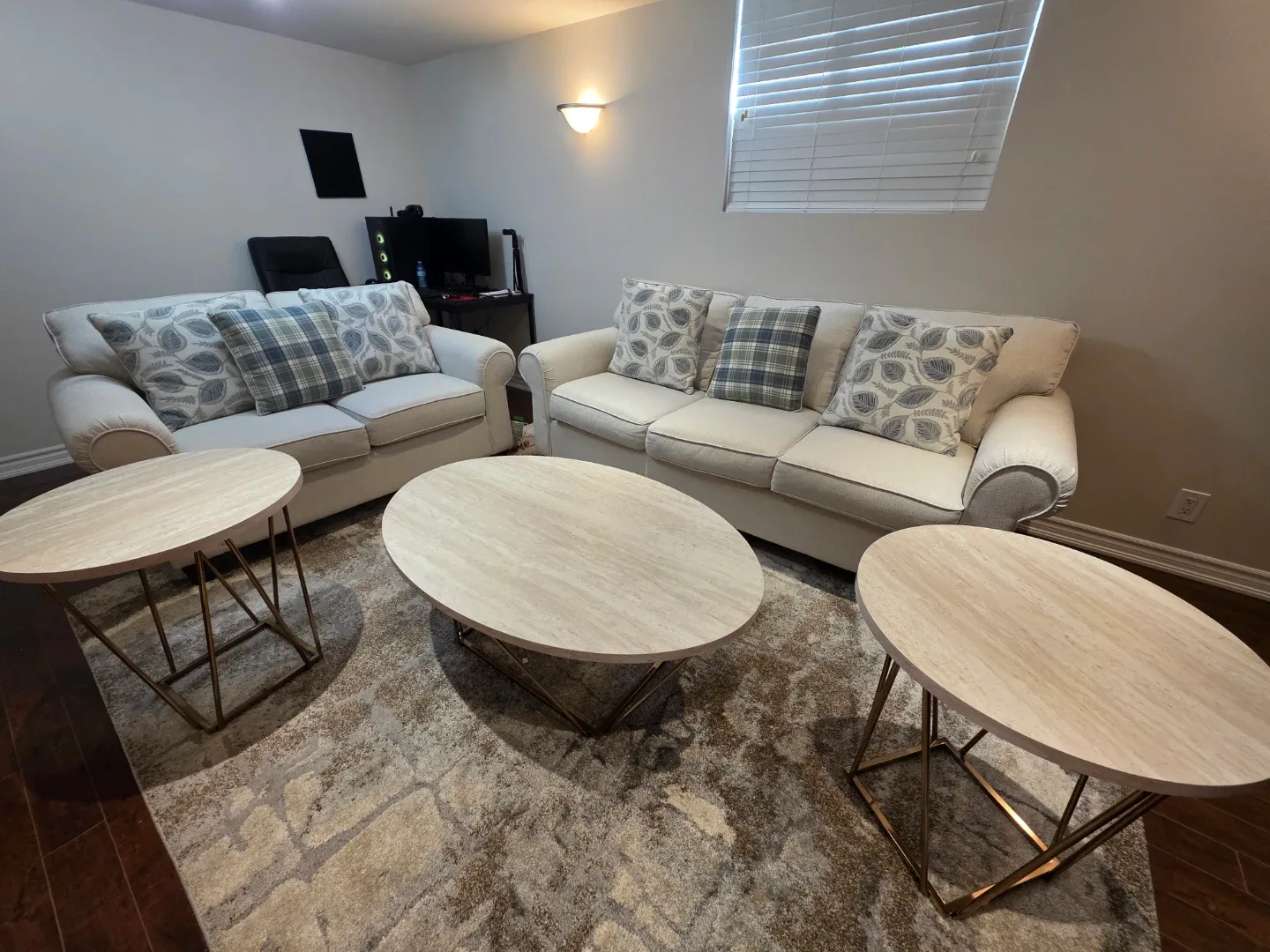 Sofa and Loveseat Set with 6 pillows image indicator(3)