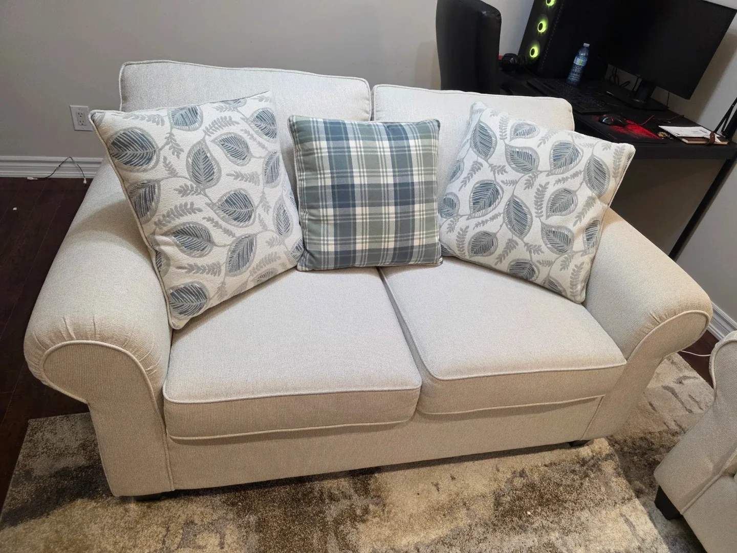 Sofa and Loveseat Set with 6 pillows image indicator(4)