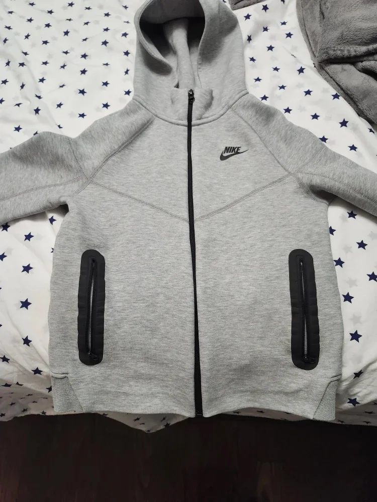 Nike tech Pants and Sweater image indicator(2)