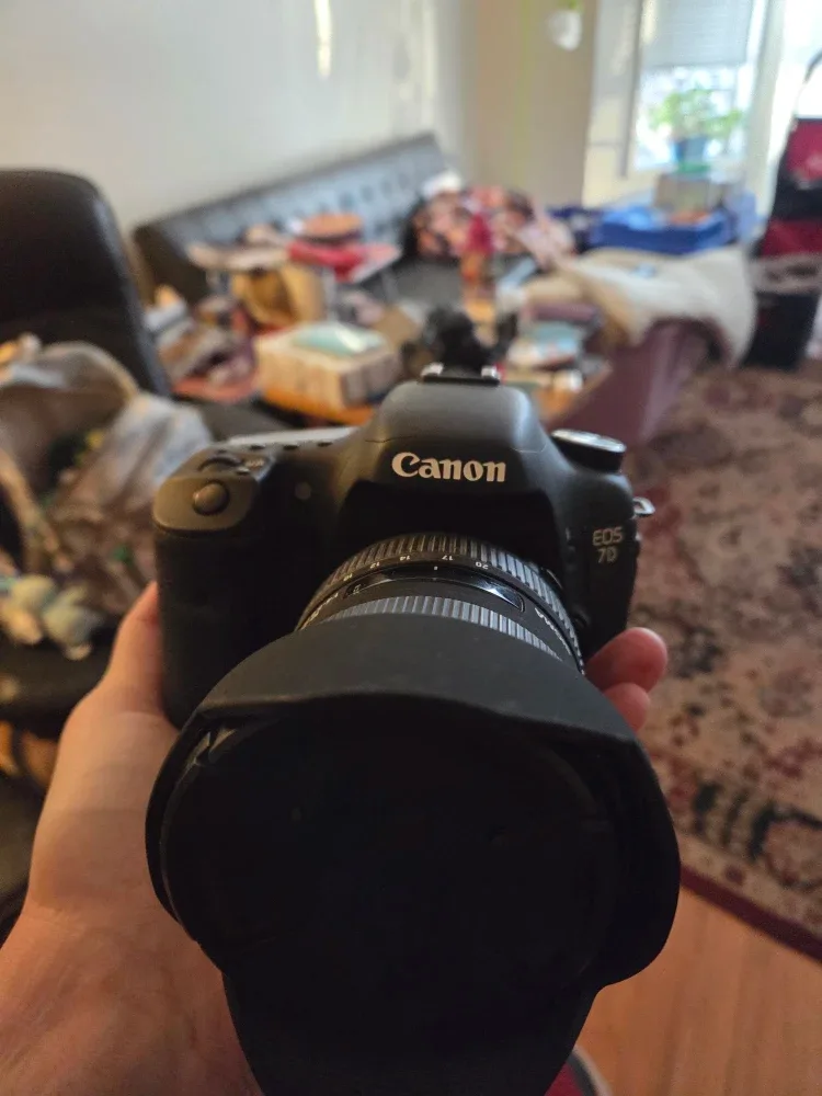 Canon EOS 7D Camera with 10-20mm Lens spare battery and charger