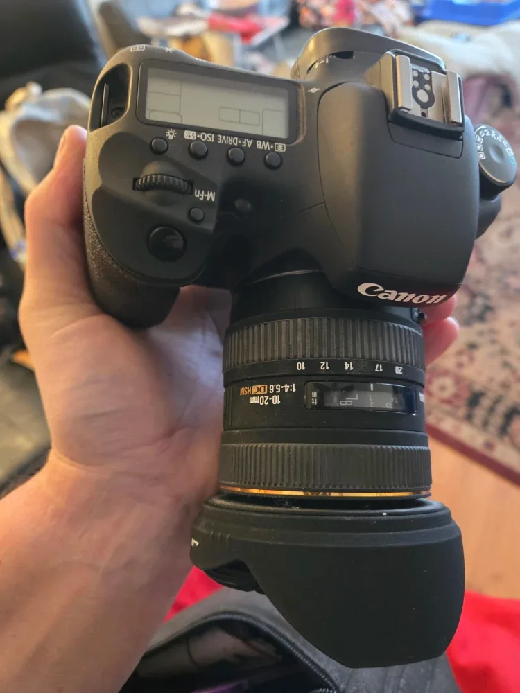 Canon EOS 7D Camera with 10-20mm Lens spare battery and charger image indicator(2)