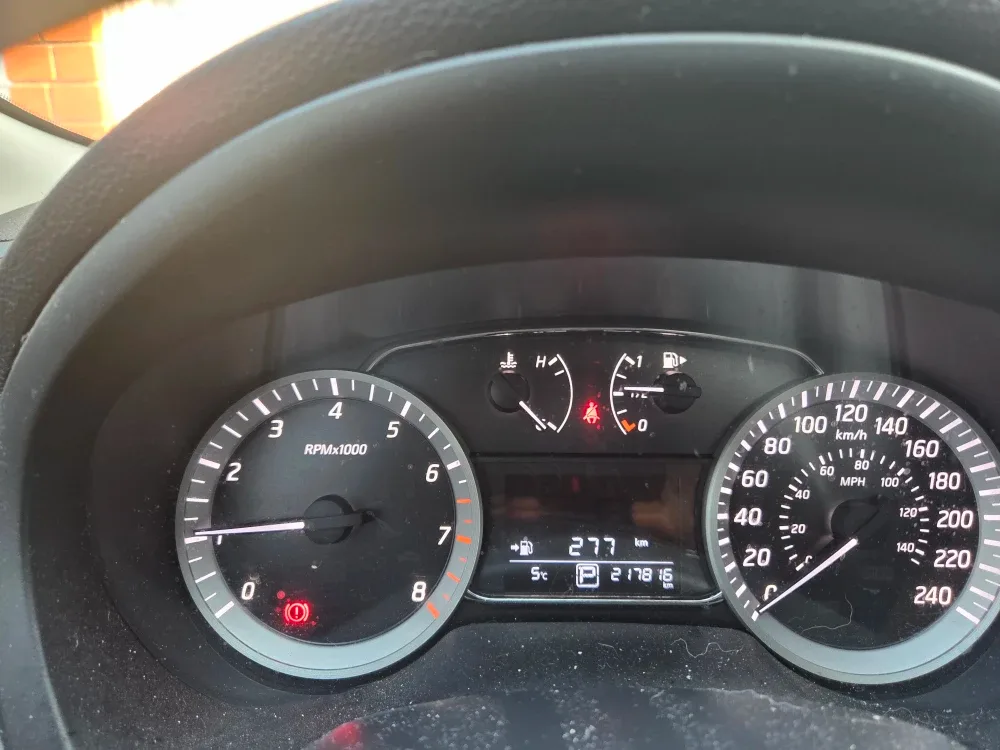2015 Nissan Sentra SL Sedan Uses image indicator(9)