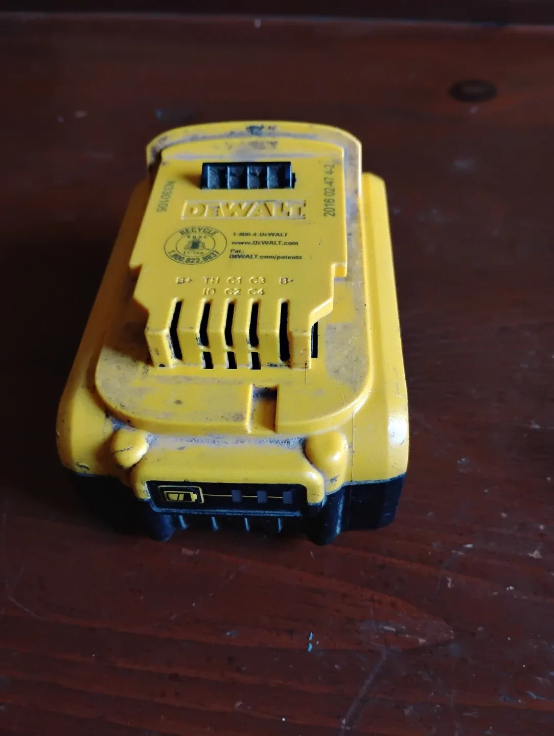DeWalt XR 20V MAX 5.0Ah Lithium Ion Battery image indicator(2)