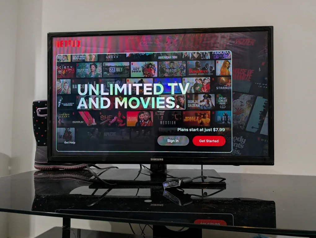 Samsung 32" TV with Roku