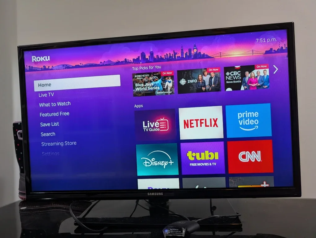 Samsung 32" TV with Roku image indicator(2)