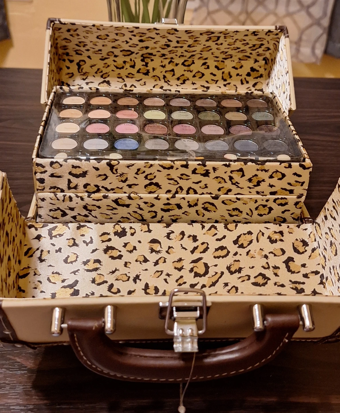 Vintage Style Eyeshadow Palette in Case - photo 4