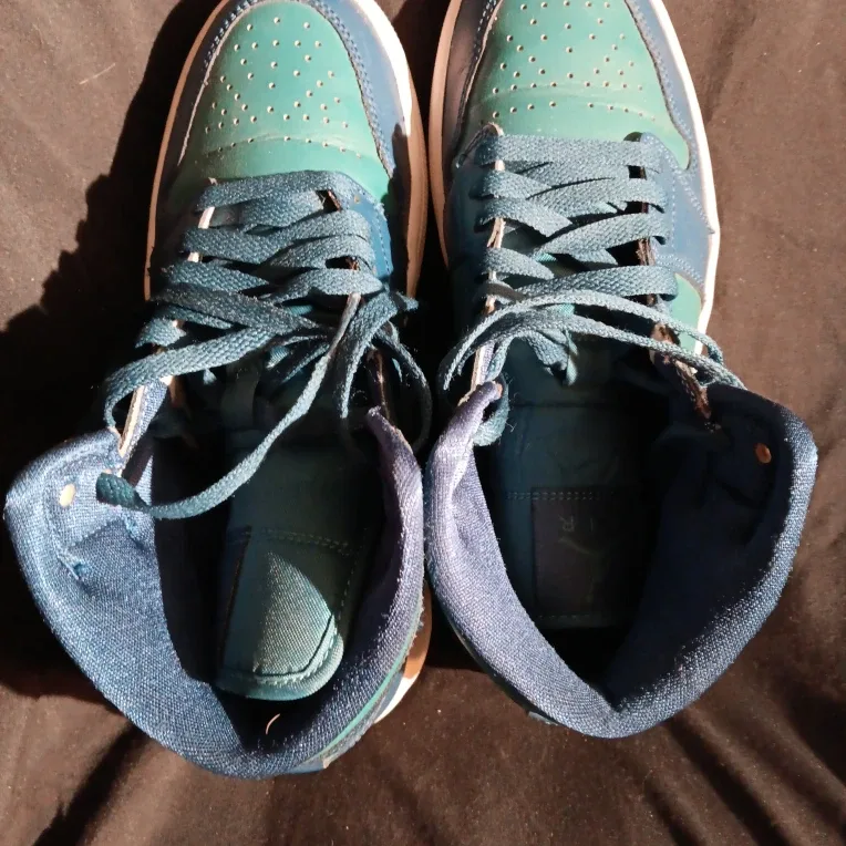Nike Air Jordan 1 Mid Teal Blue Size 7.5 image indicator(4)