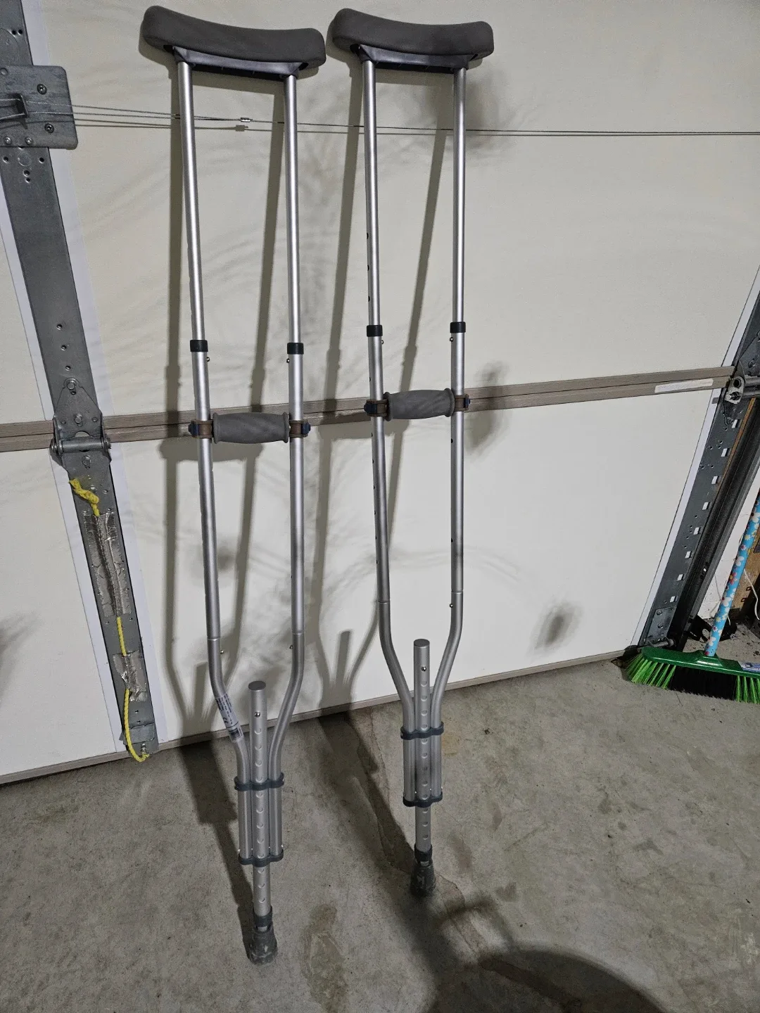 Adjustable Adult Crutches image indicator(2)