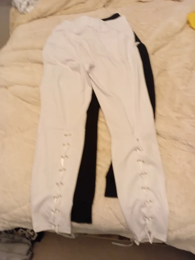 White Pants image indicator(2)