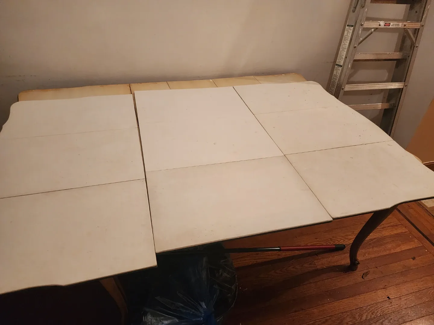 Extendable Dining Table with Ornate legs , image indicator(2)