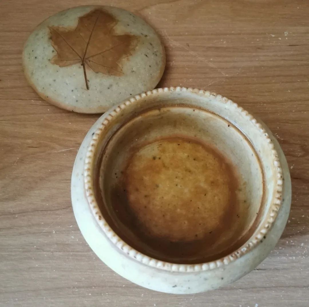 Vintage Maple Leaf Pottery Trinket Box image indicator(2)