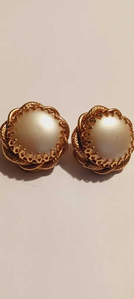 Beautiful Vintage Gold Tone Pearl Clip On Earrings thumbnail