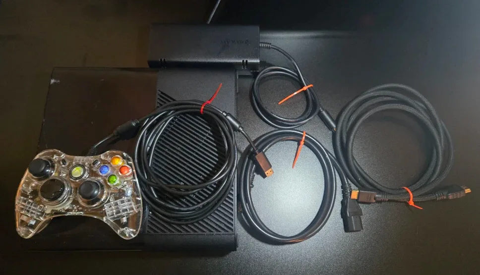 XBOX 360E / CLEAN / TESTED / READY TO PLAY
