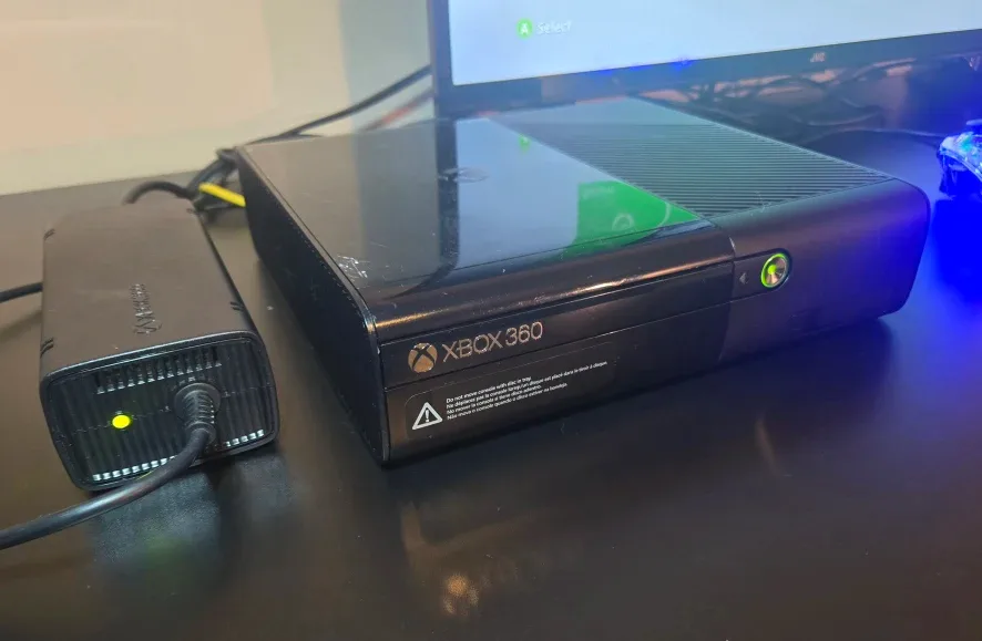 XBOX 360E / CLEAN / TESTED / READY TO PLAY image indicator(3)