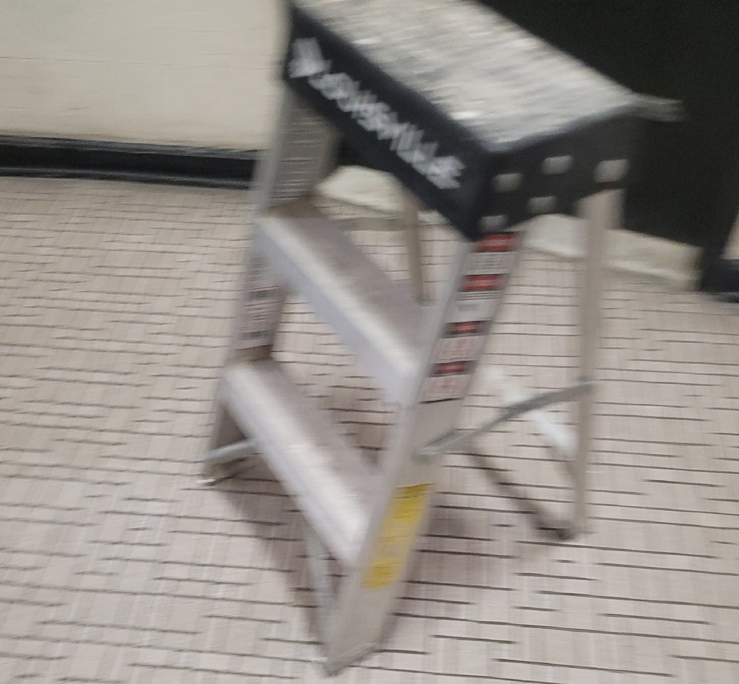 Louisville 3-Step Ladder - Sturdy & Reliable - photo 2