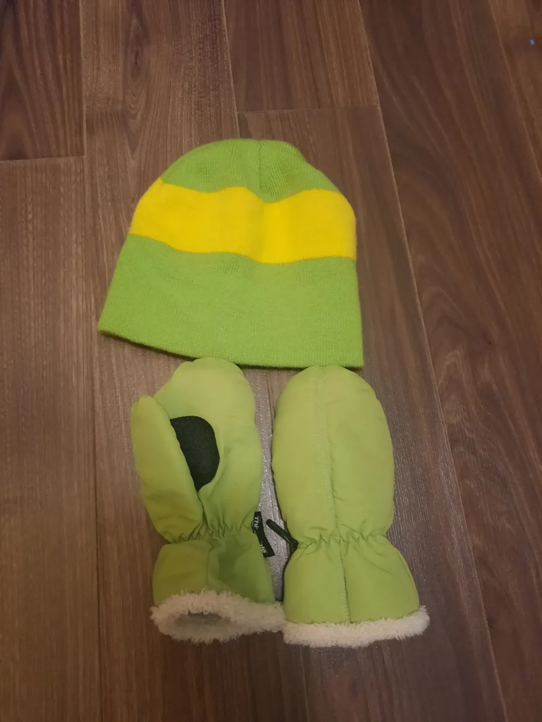 Free knit hat & mittens (green, size 6 yrs)