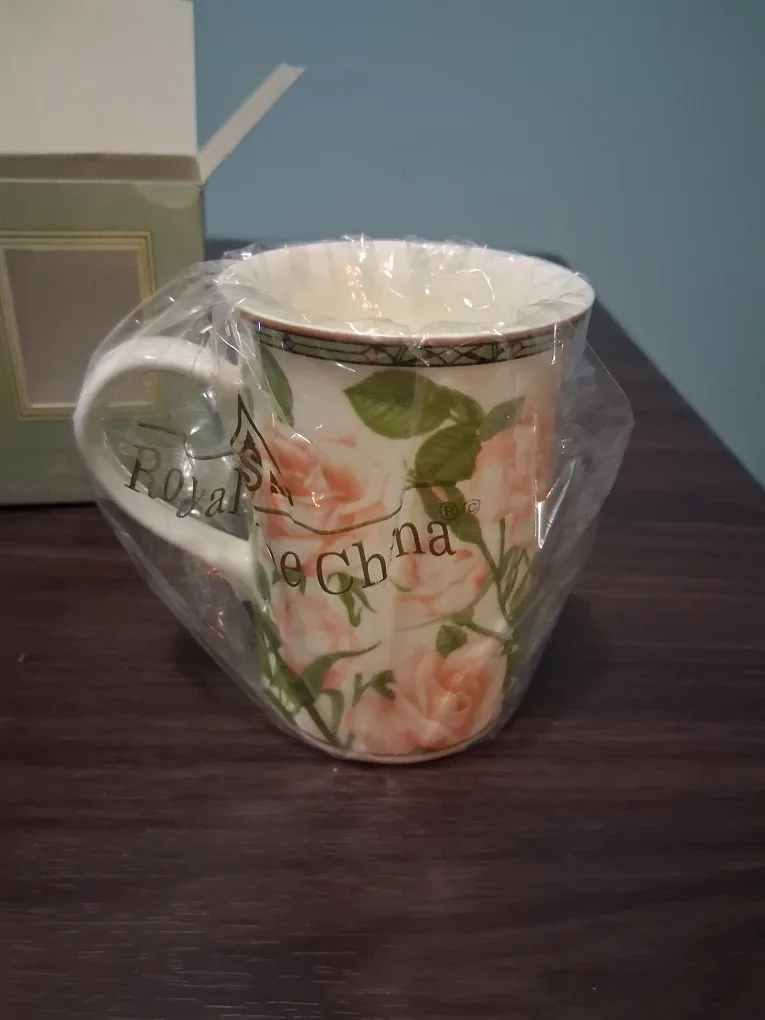 Set of 4 Royal Bone China Roses Mug - New in Boxes! image indicator(3)