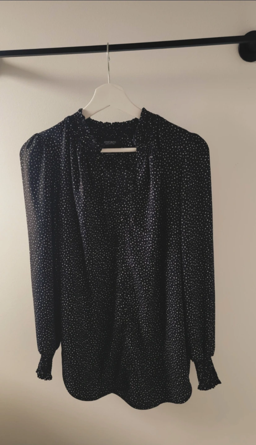 Jones New York elegant top size M worn once, brand new condition