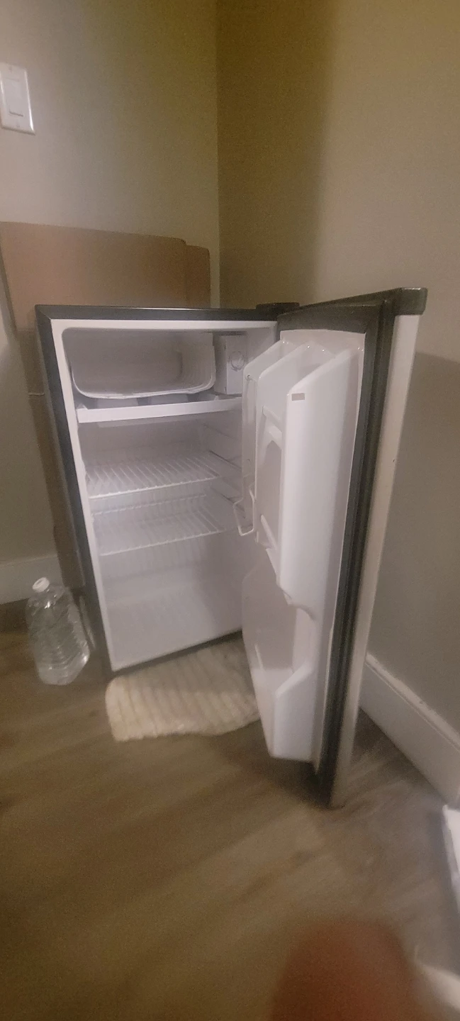 Magic Chef Mini Fridge -🥕 Compact & Ready to Go!