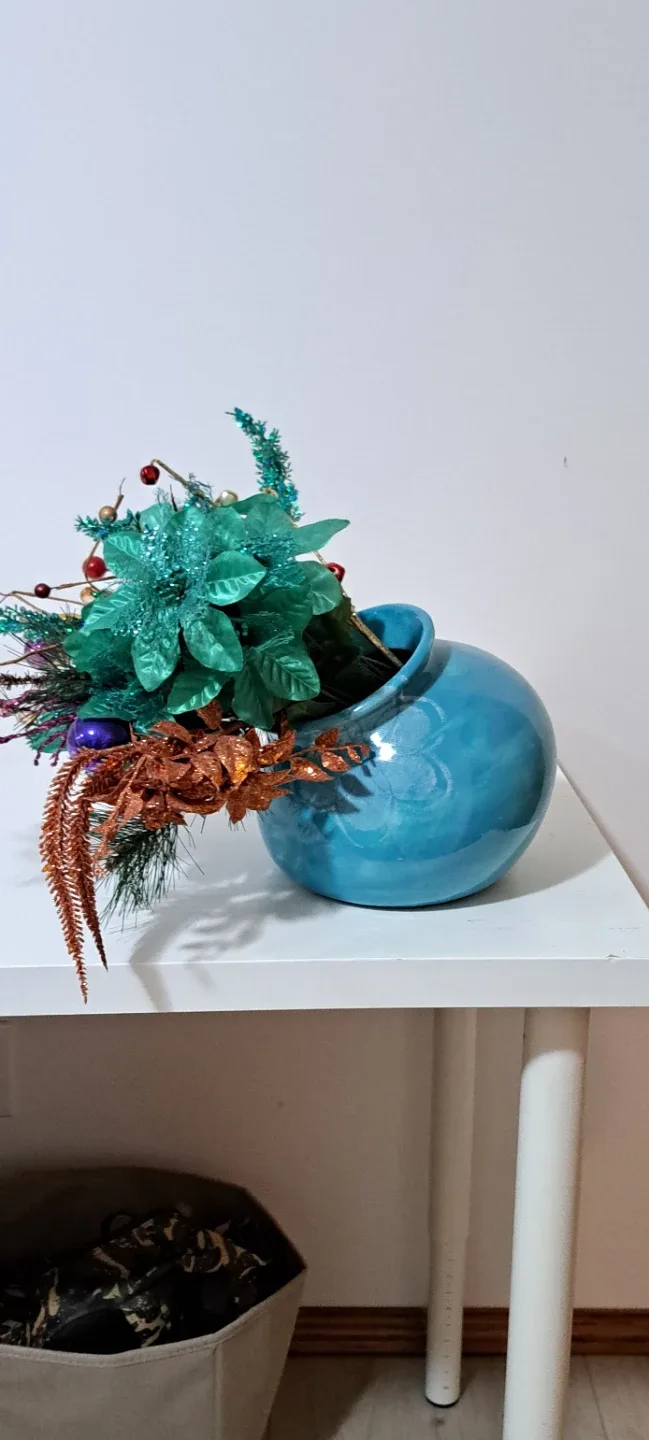 Blue Ceramic Vase with Floral Arrangement 🥕