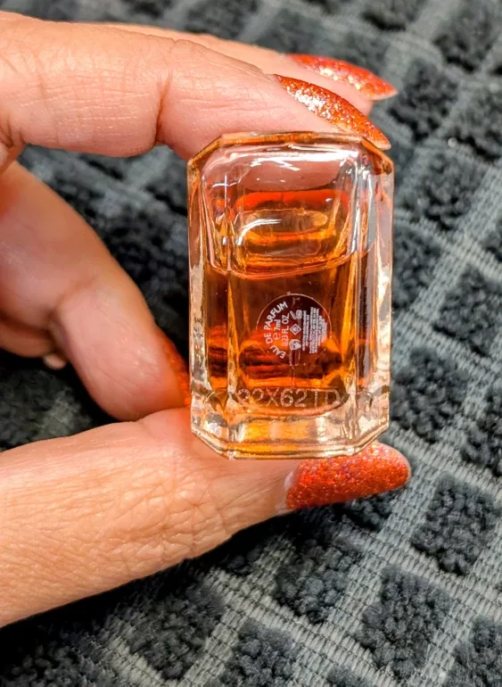 Prada Paradoxe Eau de Parfum Sample image indicator(3)