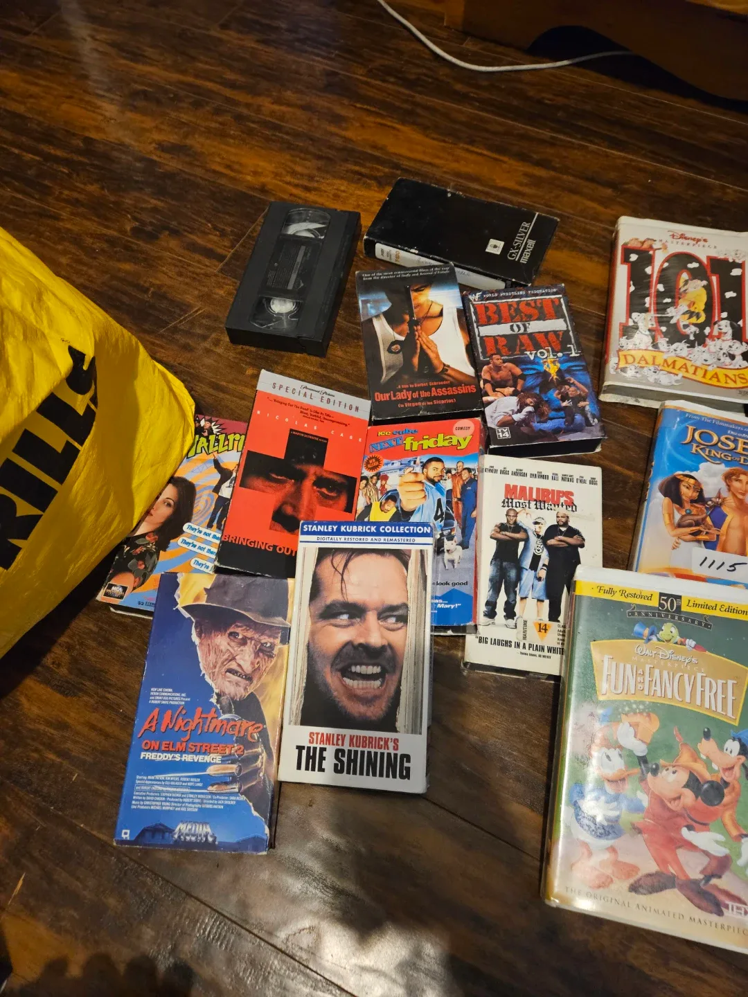 VHS MOVIES BUNDLE and few dvds image indicator(4)