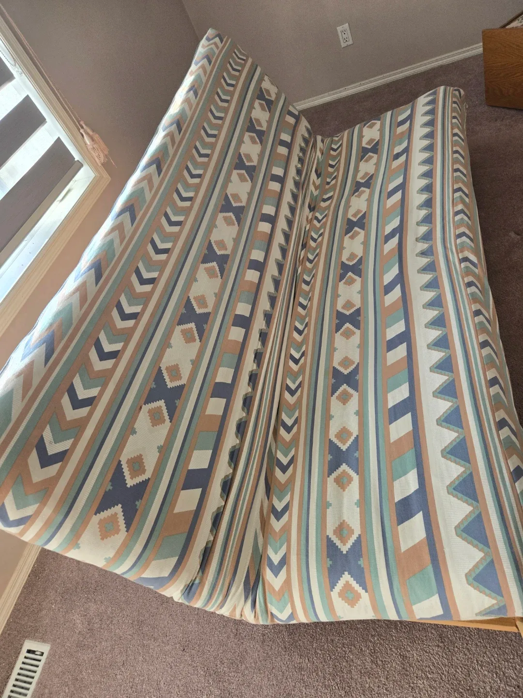 Futon with patterned mattress image indicator(2)