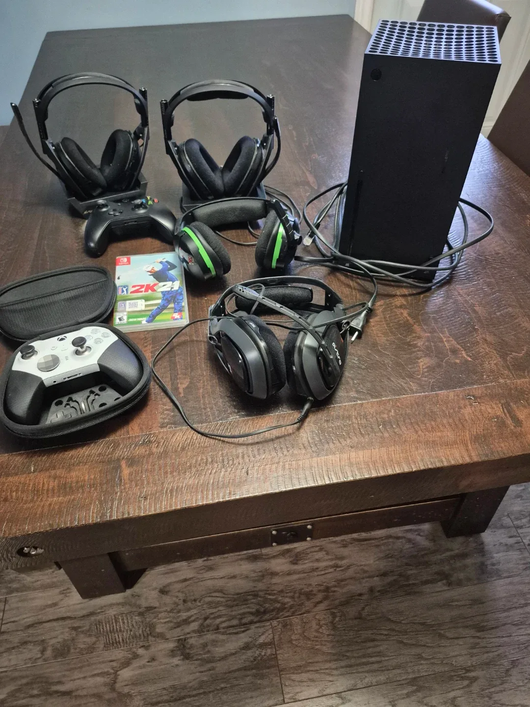 Xbox Elite Wireless Controller Series 2 & Turtle Beach Headset image indicator(8)