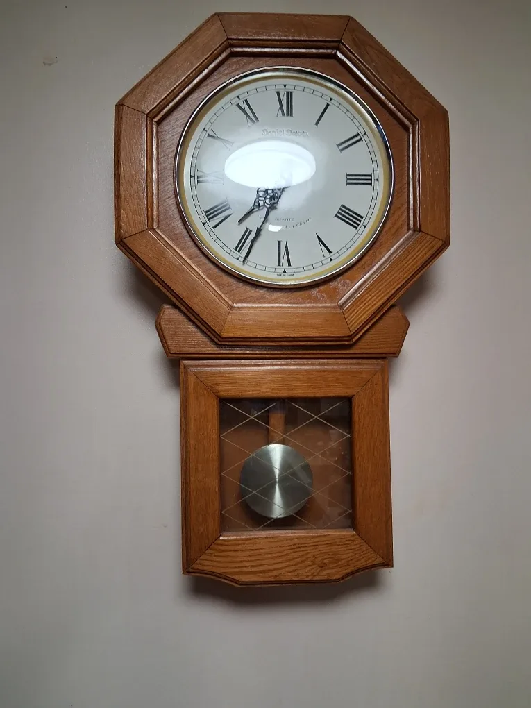 Daniel Dakota Quartz Pendulum Wall Clock image indicator(2)
