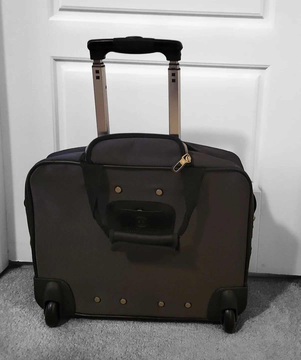 SwissGear Rolling Carry-on Luggage image indicator(8)