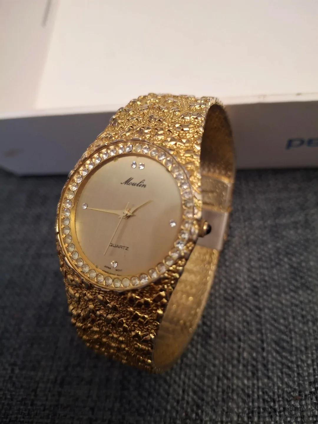 Moulin Quartz Gold Watch image indicator(2)