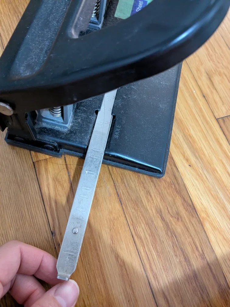 Heavy Duty Hole Puncher image indicator(4)
