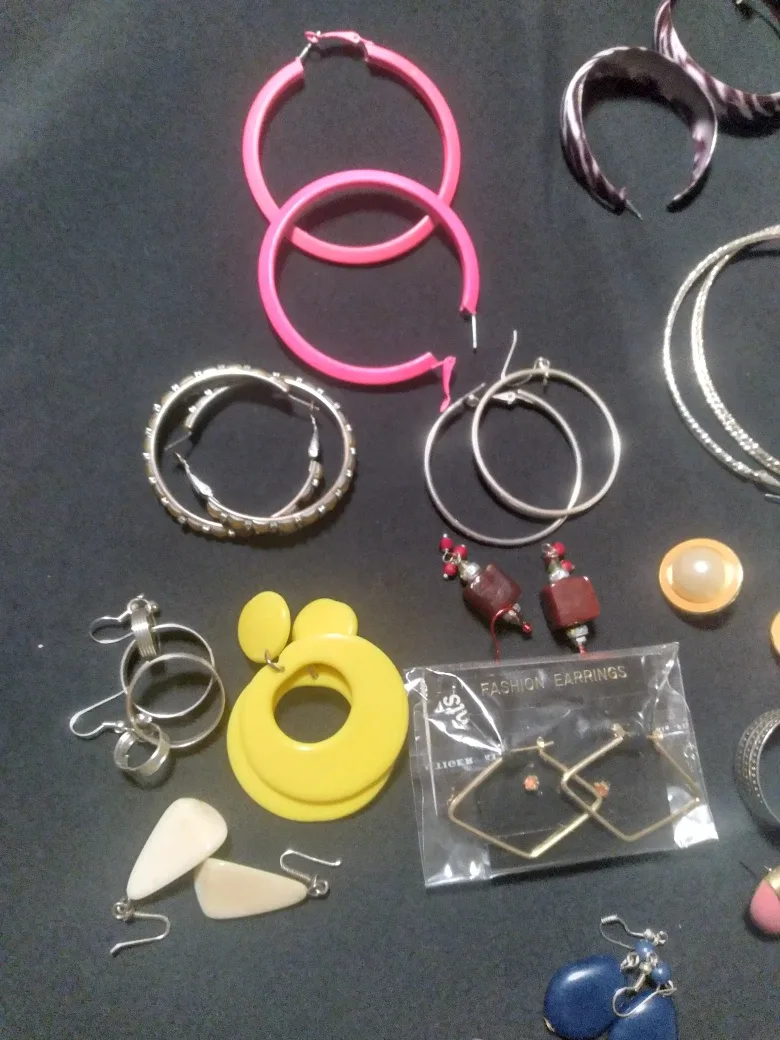 Gently used retro earrings image indicator(2)