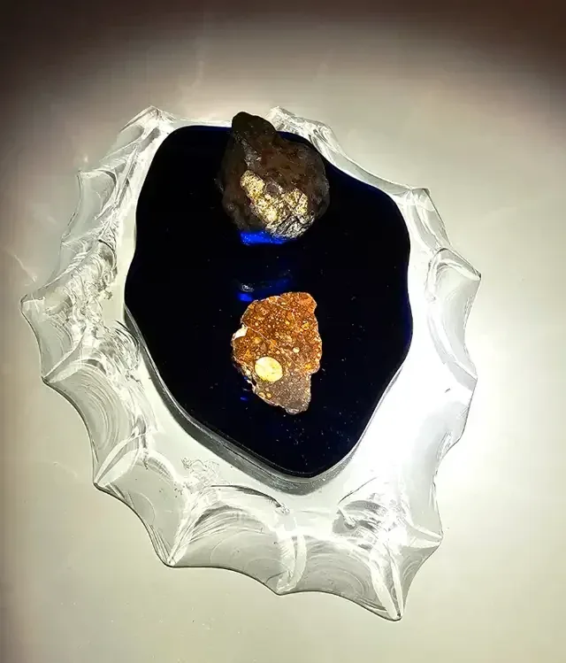 Beautifully designed custom meteorite display stand image indicator(3)