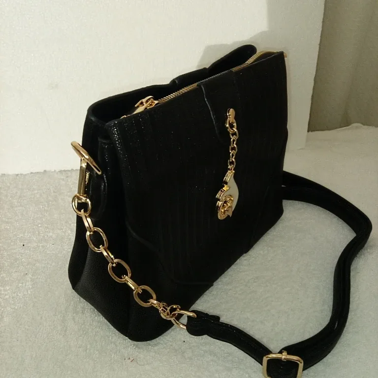 Black Shoulder Bag with Gold Chain image indicator(6)