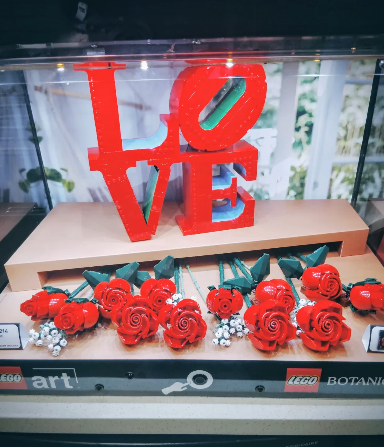 LEGO Art Robert Indiana "LOVE" & LEGO Icons Flower Bouquet image indicator(2)