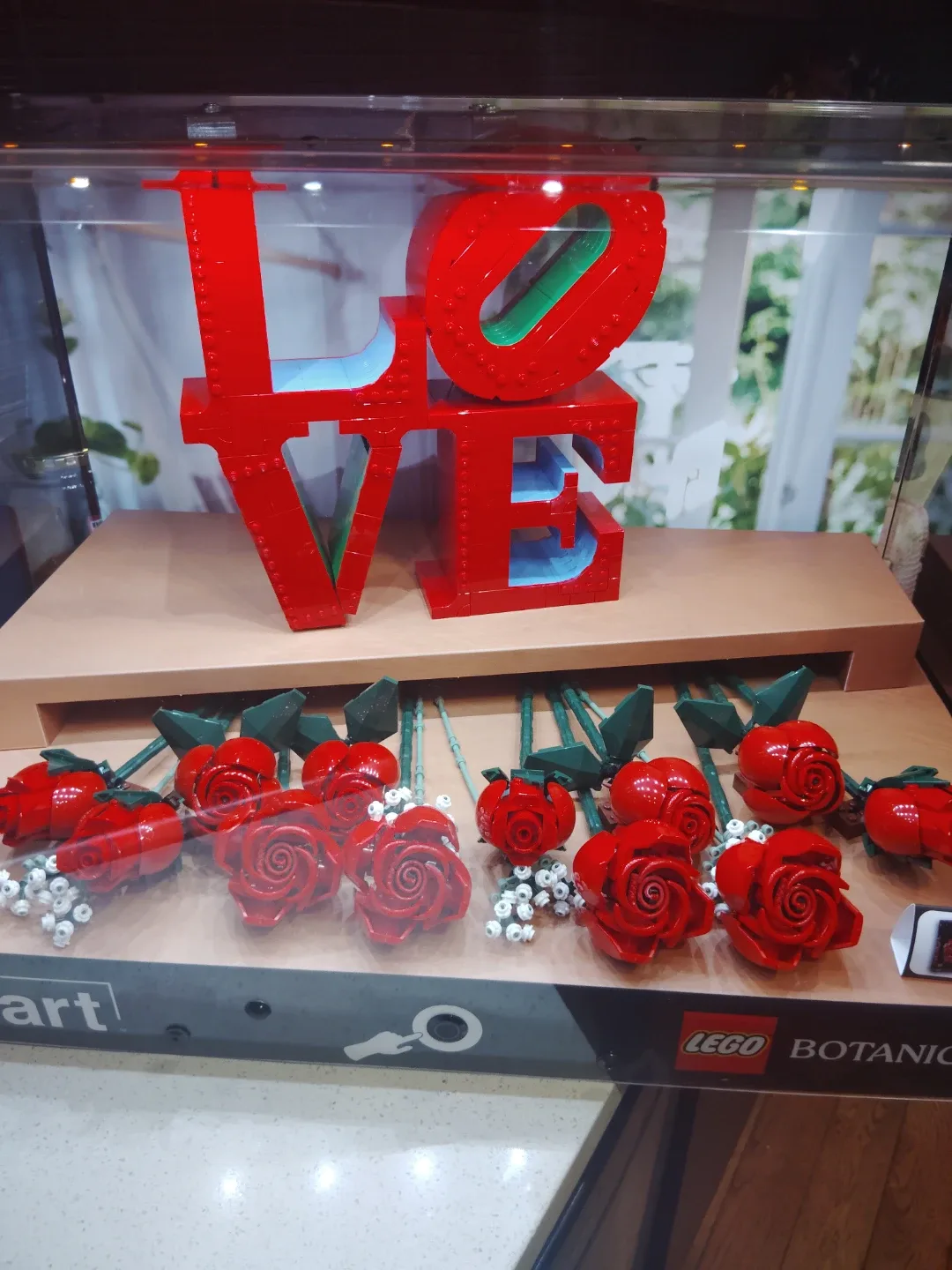 LEGO Art Robert Indiana "LOVE" & LEGO Icons Flower Bouquet image indicator(3)