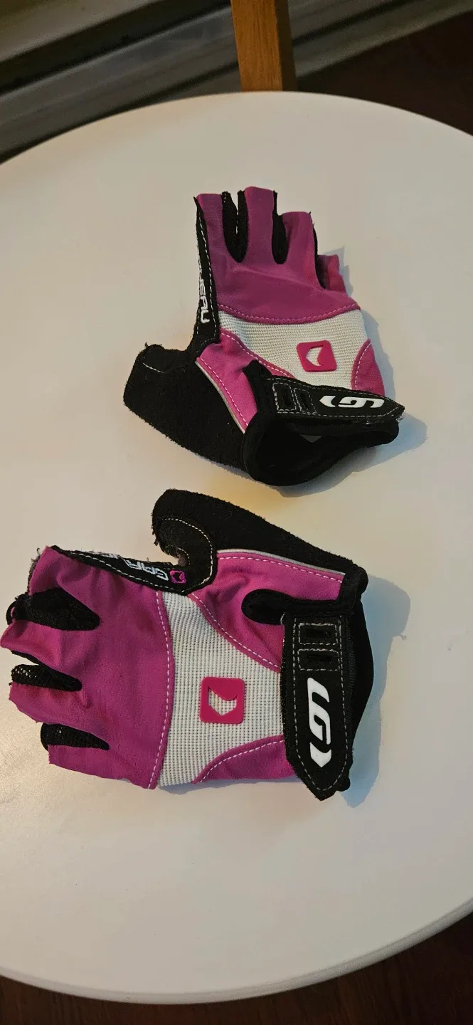 Bike riding gloves