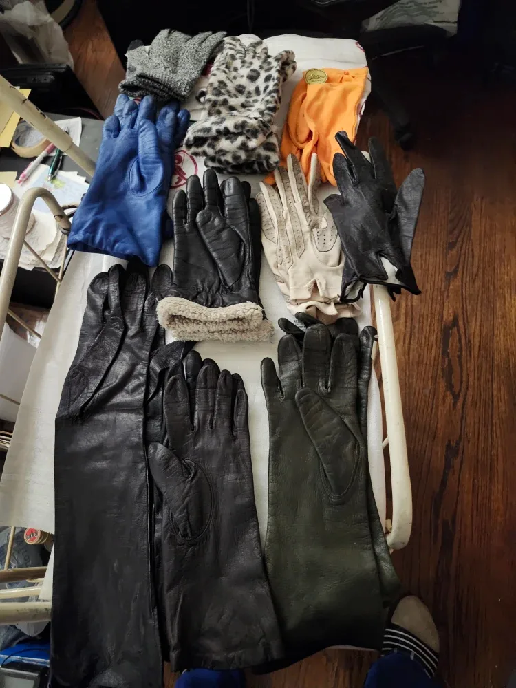 Ladies leather gloves