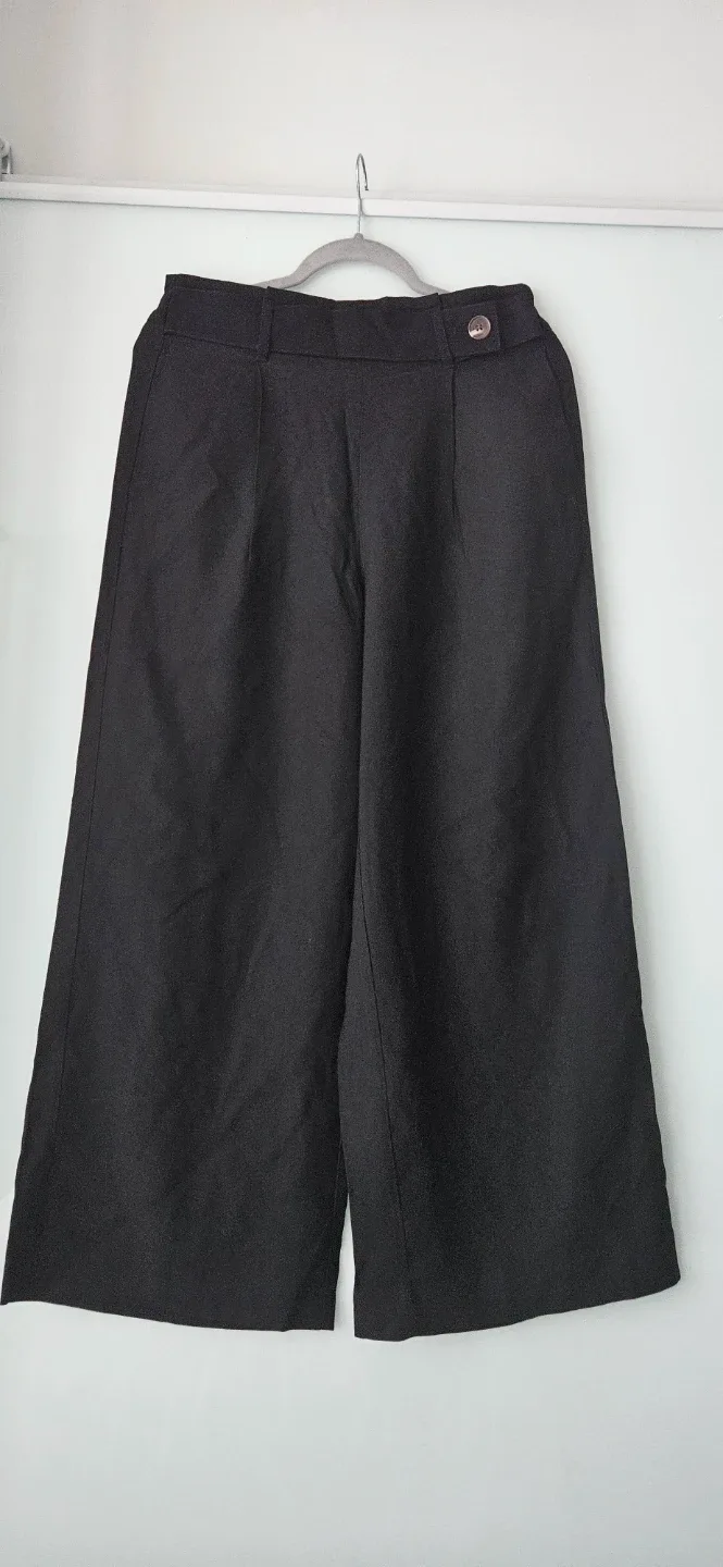 Negotiable - Beautiful Black Wide Leg Culottes Pants, Size 6